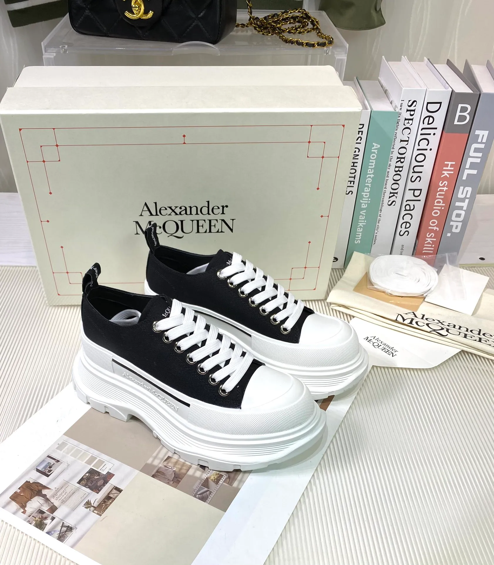 👟👟Ex-factory price 480👟👟Mc Queen McQueen’s new couple shoes! Young ladies who are fashion representatives must be at the forefront of fashion! The unique personality of the shoes adds full charm, and the shoes are super stylish. ⚠The uppers are made of customized original canvas. The color is warm and moist. The inner padding is made of imported goatskin. Full of flexibility! The round toe design allows the toes to be completely released and get rid of the original pressure of shoes! The outsole adopts the original molded vacuum outsole. The combination of several layers of outsole is complicated. Size: 35-44 men's and women's sizes (45 is custom-made and cannot be returned or exchanged). The latest counter packaging.